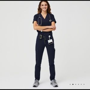 NEW FIGS SCRUB SET IN NAVY